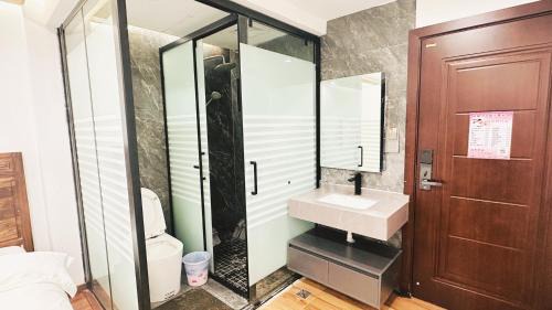 Fenghuang House | Pet-Friendly LQJ Riverside Guest House with Breakfast Included