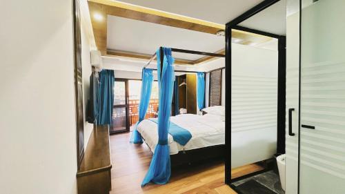 Fenghuang House | Pet-Friendly LQJ Riverside Guest House with Breakfast Included
