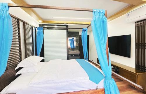 Fenghuang House | Pet-Friendly LQJ Riverside Guest House with Breakfast Included