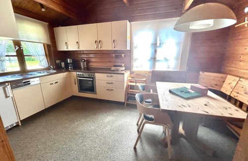 Hayingen House | Cozy Holzblockhaus in Ferienpark Lauterdörfle Awaits You