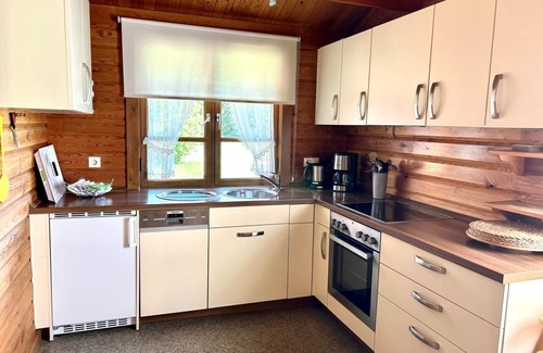 Hayingen House | Cozy Holzblockhaus in Ferienpark Lauterdörfle Awaits You