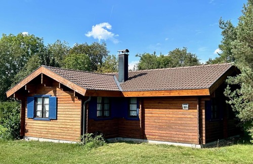 Hayingen House | Cozy Holzblockhaus in Ferienpark Lauterdörfle Awaits You