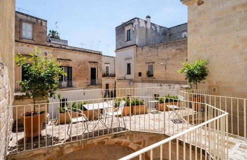 Lecce Historic Center Cabin | Stylish Junior Suite at Lu Leccio - Family-Friendly Stay