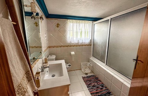 Biscoitos Apartment | Cozy Luana House: Family-Friendly Retreat with Great Reviews