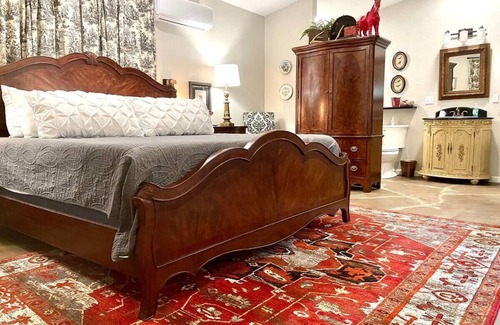 Valley View Bed & Breakfast | Relax in Lubbock Room at Red Oak Lodge with Spa Amenities