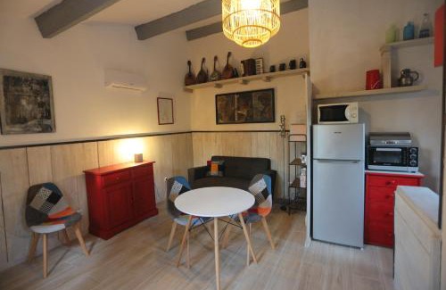 Apt House | Discover Luberon des Artistes: Oceanfront Family Retreat