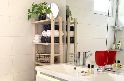 Le Puy-Sainte-Reparade Apartment | Tranquil Luberon Apartment Near Aix-en-Provence