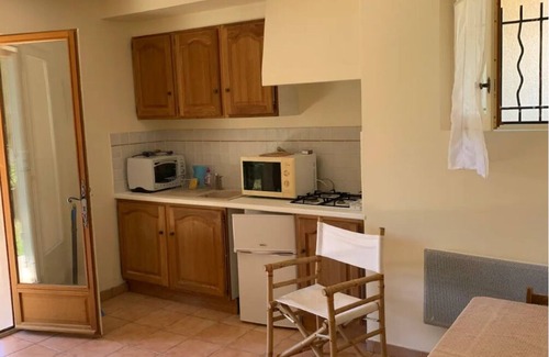 Menerbes House | Charming Luberon Maisonnette with Scenic Views for Families