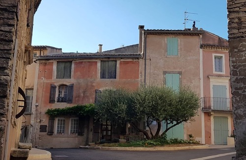 Menerbes House | Charming Luberon Maisonnette with Scenic Views for Families