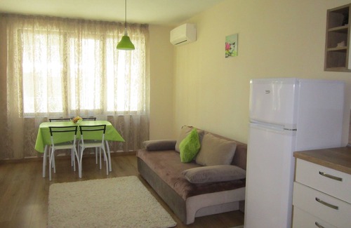 Pomorie Apartment | Cozy LUBO Apartment in Pomorie with Pool & Breakfast