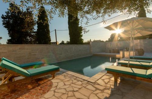 Gouvia Bed & Breakfast | Discover Luca Mare: Oceanfront Retreat with Pool & Pets Welcome