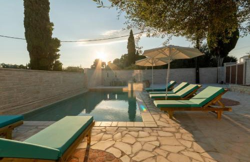 Gouvia Bed & Breakfast | Discover Luca Mare: Oceanfront Retreat with Pool & Pets Welcome