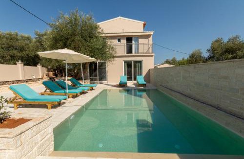 Gouvia Bed & Breakfast | Discover Luca Mare: Oceanfront Retreat with Pool & Pets Welcome