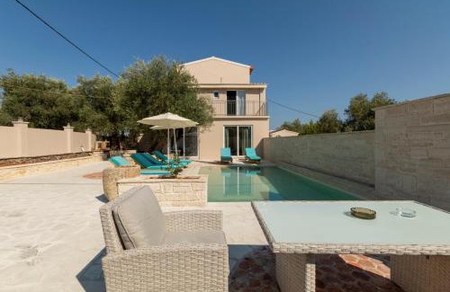 Gouvia Bed & Breakfast | Discover Luca Mare: Oceanfront Retreat with Pool & Pets Welcome
