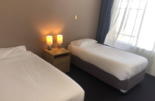 Lucas Heights Hotel | Family-Friendly Lucas Heights Motel with Pool and Breakfast