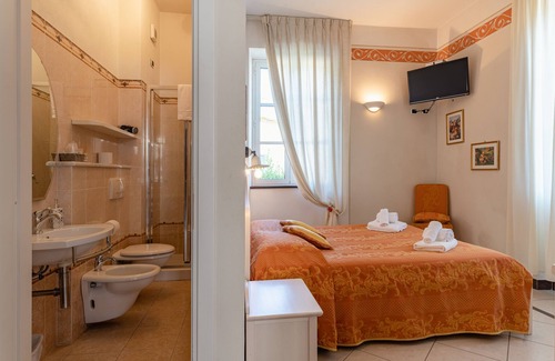 Diecimo House | Discover Franco's Friendly Villa with Pool and Spa Amenities