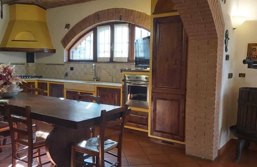 Monteriggioni Apartment | Charming Lucia Country House in Monteriggioni, Siena