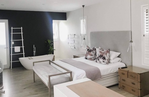 Plettenberg Bay Apartment | Luciano's Upmarket Family Home - Close to Beach - Private Pool