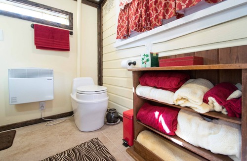 Exeter Cottage | Discover Lucie's Hideaway: Artistic Tiny House with Ocean View