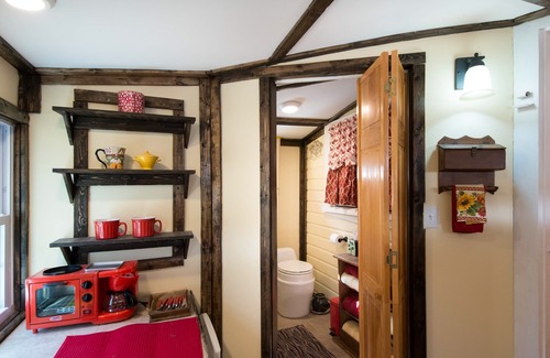 Exeter Cottage | Discover Lucie's Hideaway: Artistic Tiny House with Ocean View