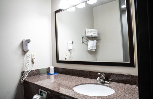 Weatherford Hotel | Ideal Holiday Inn Express & Suites Weatherford with Pool & More