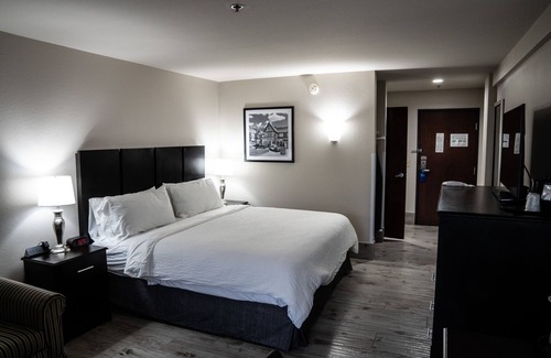 Weatherford Hotel | Ideal Holiday Inn Express & Suites Weatherford with Pool & More