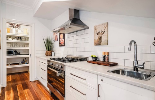 Warburton House | Unforgettable Lucille Experience with Scenic Views & Breakfast