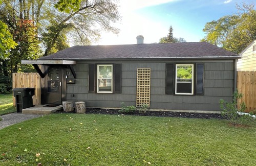 South Bend House | Luck o' the Irish-charming cottage1000/night 2 mi from ND stadium. Pet Friendly!