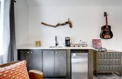 Dripping Springs Cabin | Discover Lucky Arrow Retreat: Breezeway Cabin & Hill Views