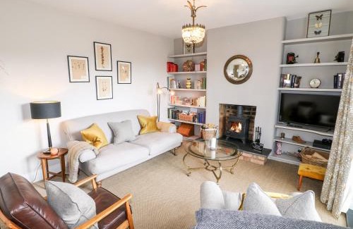 Foxt House | Experience Lucky Cottage: A 5-Star Getaway Awaits