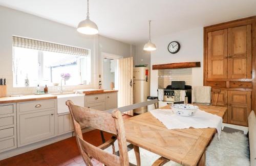 Foxt House | Experience Lucky Cottage: A 5-Star Getaway Awaits
