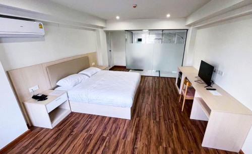 Bang Kapi Hotel | Budget-Friendly Stay at Lucky Elephant Hotel with Ocean View