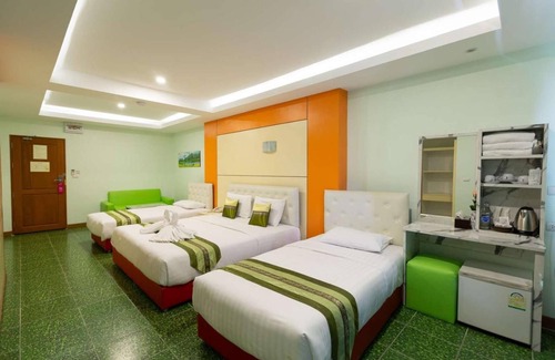 Hua Mak Hotel | Relax at Lucky Green View: Family-Friendly with Dining Options