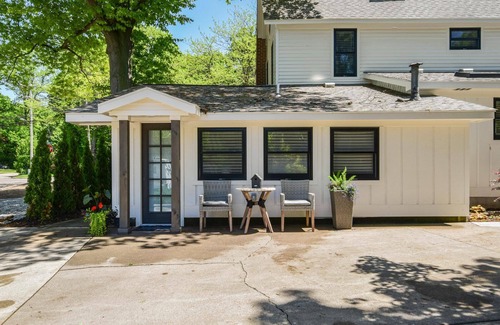 Saugatuck Apartment | Unforgettable Stay at Lucky Lucy - Studio Apartment for Two