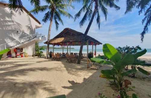 Song Cau Bed & Breakfast | Oceanfront Lucky Spot Beach Bungalow with Breakfast Included