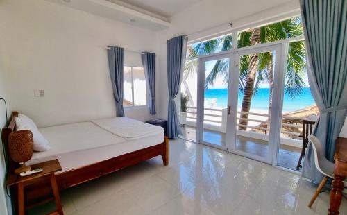 Song Cau Bed & Breakfast | Oceanfront Lucky Spot Beach Bungalow with Breakfast Included