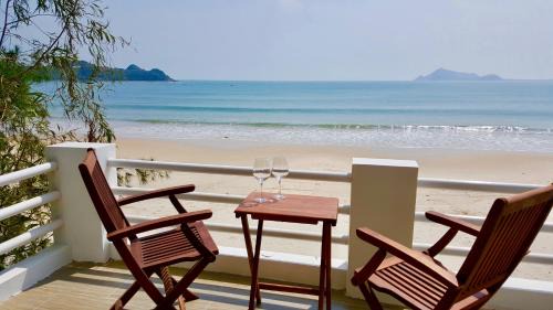 Song Cau Bed & Breakfast | Oceanfront Lucky Spot Beach Bungalow with Breakfast Included