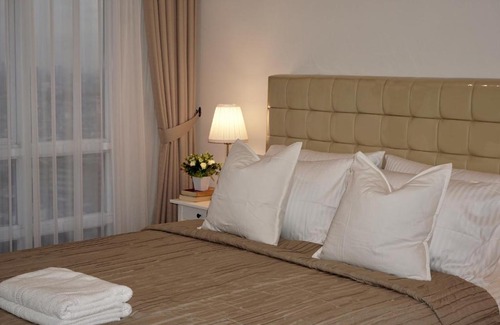 Chinatown Apartment | Top Floor Condo at Lucky Tower Residence: Pool & Breakfast