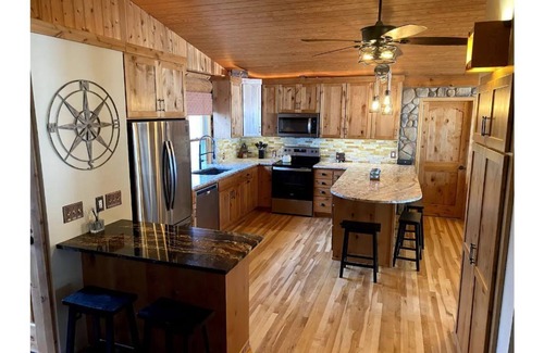 Luck Cabin | Discover Lucky View Lodge: Pet-Friendly Lake Retreat