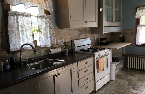 Moline House | Family-Friendly Lucy’s House Bungalow with Breakfast Included