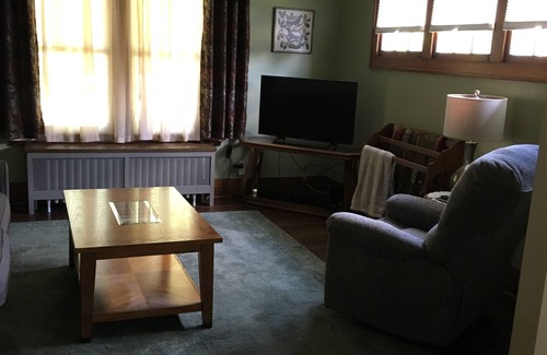 Moline House | Family-Friendly Lucy’s House Bungalow with Breakfast Included