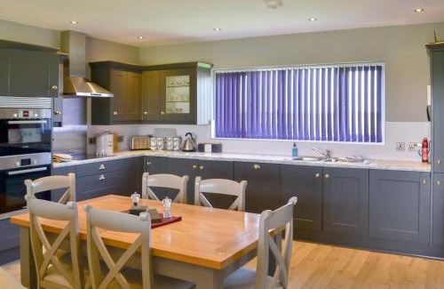 Lincoln House | Discover Lucys Lodge - A 4-Star Retreat with Private Pool