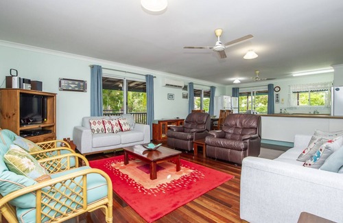 Nelly Bay House | Family-Friendly Ludbrookes: Pet-Friendly Holiday Home Oasis