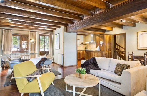 Baqueira House | Elegant Luderna: Casa con Terraza Cuylas - Pet Friendly & Spa