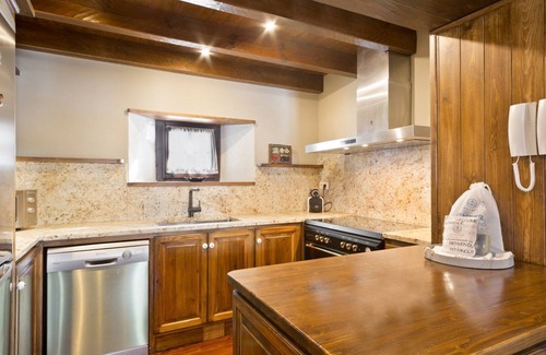Baqueira House | Elegant Luderna: Casa con Terraza Cuylas - Pet Friendly & Spa