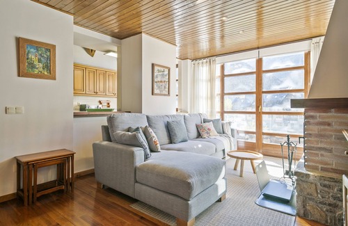 Vielha Apartment | Explore Luderna - Dúplex Comets 4J with Spa & Family Amenities
