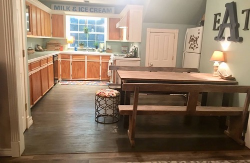 Lufkin House | Top-Rated Lufkin Pink Door Guest Haus with Family Amenities