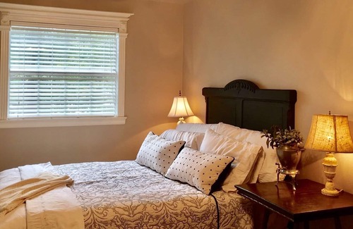 Lufkin House | Top-Rated Lufkin Pink Door Guest Haus with Family Amenities