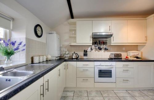 Wells-next-the-Sea House | Cozy Luggers Cottage: Pet & Child Friendly Getaway