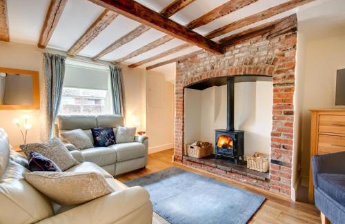 Wells-next-the-Sea House | Cozy Luggers Cottage: Pet & Child Friendly Getaway